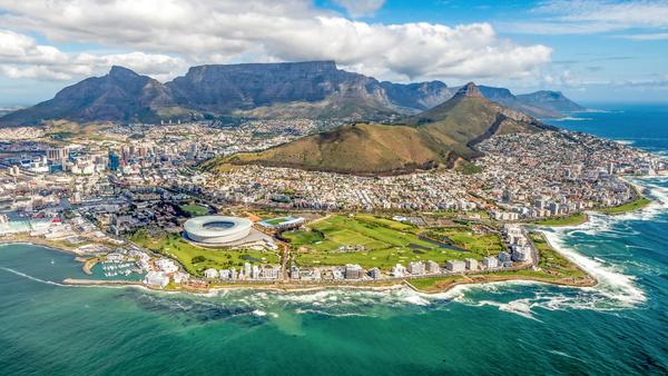 Renowned for its beauty, Cape Town has more than meets the eye with historical sites, famed vineyards, tasty eats, and cultural activities